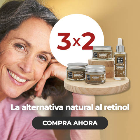 Imagen de madre e hija el primer d&iacute;a del cole con texto sobre fondo claro &quot;Vuelta al cole y a la oficina con NaturaBIO Cosmetics: cuida de ti y de tu familia con cosm&eacute;tica natural certificada&quot;. Incluye un bot&oacute;n con enlace con el texto &quot;Compra ahora&quot;